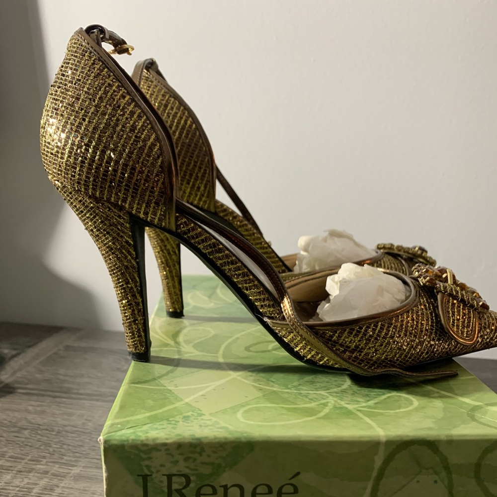 Bronze metallic only worn once pump